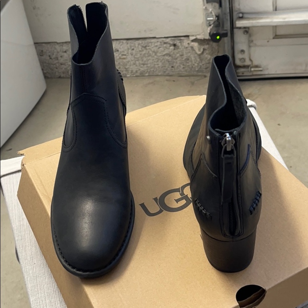 Ugg Women’s Bandara Boots uS size 10 new in box